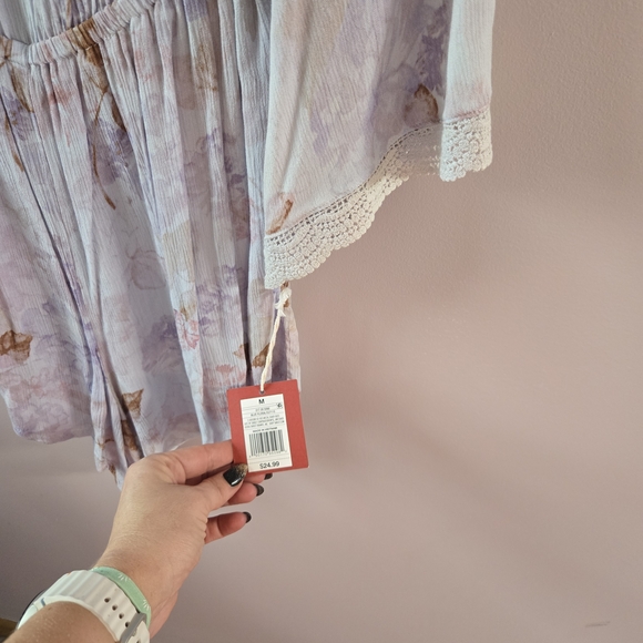 Floral Women's Top with Lace Trim - Picture 4 of 5